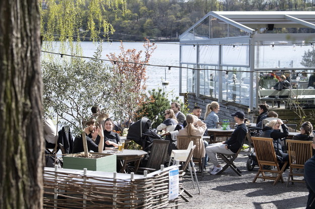 Szwedzi w ogródku restauracyjnym w Sztokholmie cieszą się ładną pogodą /Jessica Gow  /PAP/EPA