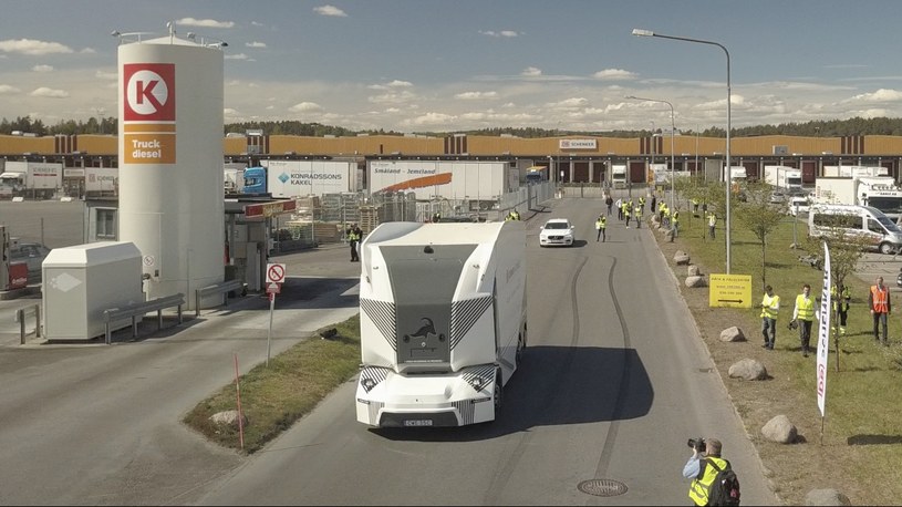 Szwedzi zaczynają testy autonomicznych ciężarówek bez kierownic i pedałów /Geekweek