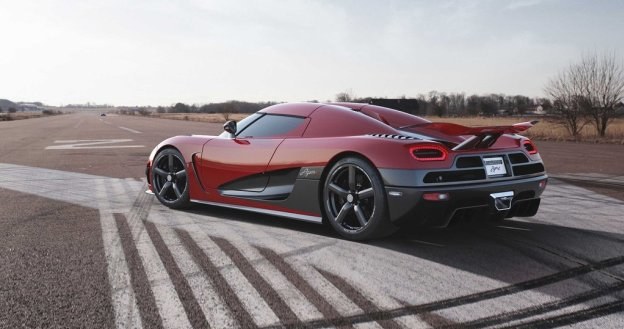 Szwedzka firma Koenigsegg oferuje obecnie m.in. Agerę R z jednostką 5.0 V8 biturbo o mocy sięgającej 1140 KM (zależy od rodzaju paliwa). /Koenigsegg