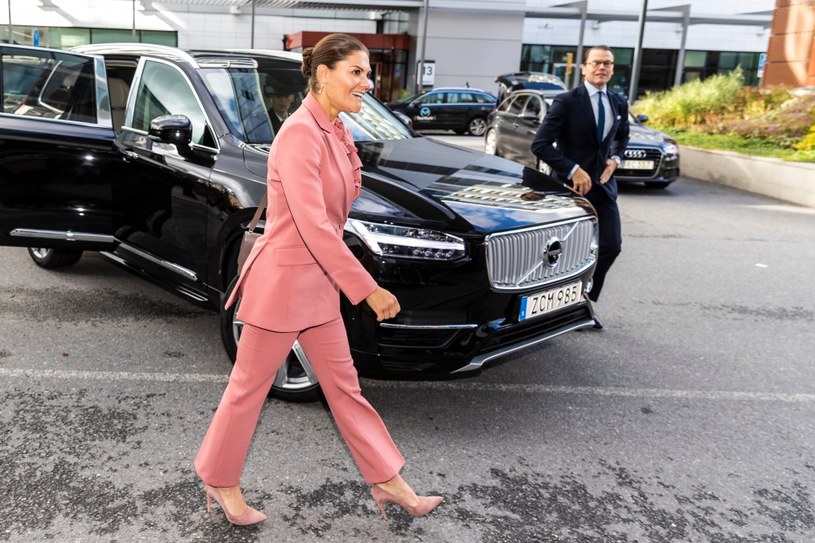Szwedzka księżniczka Wiktoria w jasno różowym garniturze. Pudrowe odcienie nadją łagodny charakter stylizacjom i powodują, że różowe garnitury tracą swój buntowniczy charakter /Getty Images