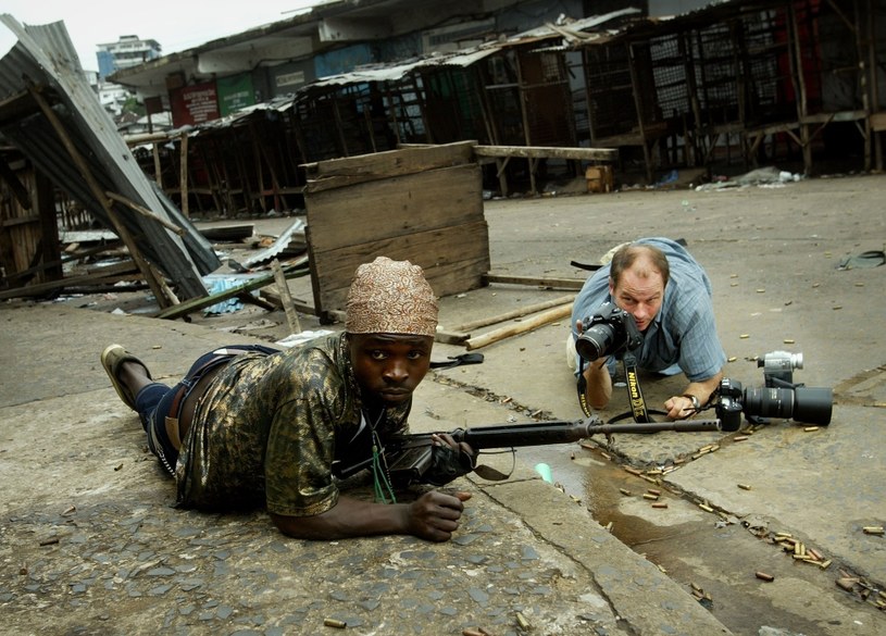 Szwedzki fotoreporter Martin Adler podczas zamieszek w Monrowii /Getty Images/Flash Press Media