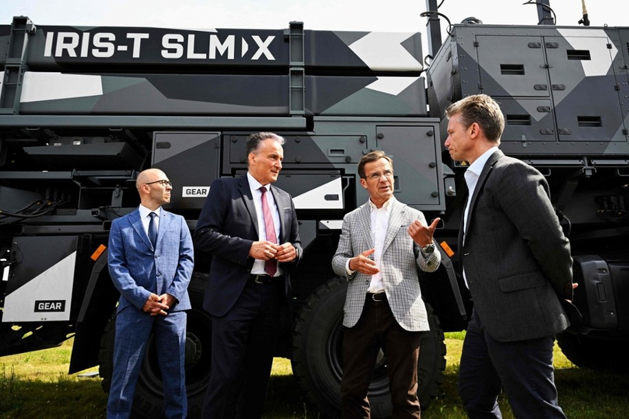 Szwedzki premier oraz minister obrony wraz z m.in. dyrektorem generalnym niemieckiej firmy zbrojeniowej. Szwecja kupiła niemiecki systemem obrony powietrznej średniego zasięgu; Gotlandia, 23.06.2025 /JESSICA GOW/AFP/East News /East News