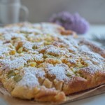 Szwedzki przepis na ciasto z rabarbarem. Upiecz, póki trwa sezon