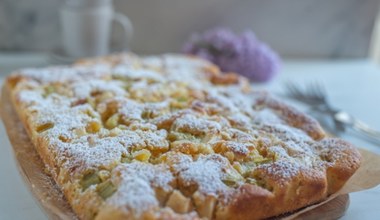 Szwedzki przepis na ciasto z rabarbarem. Upiecz, póki trwa sezon