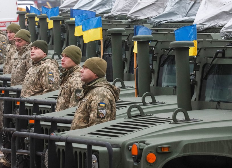 Szwedzki raport zaznacza, że w czasie wojny w Ukrainie istnieje kontrast między stronami. Jak Ukraińcy mogą korzystać z dużej pomocy zagranicy, tak Rosja polega głównie na krajowej produkcji, która nie nadąża za stratami na froncie /REUTERS/Gleb Garanich  /© 2023 Reuters