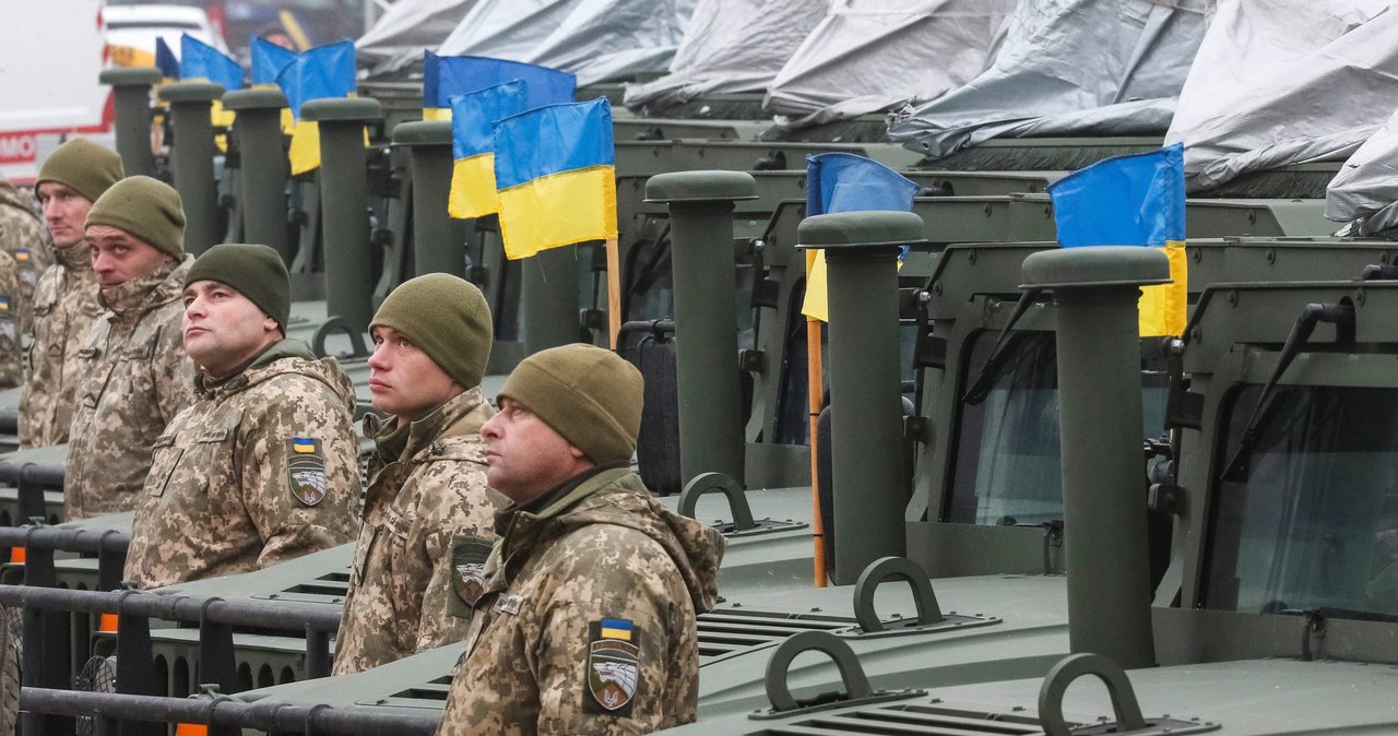 Szwedzki raport zaznacza, że w czasie wojny w Ukrainie istnieje kontrast między stronami. Jak Ukraińcy mogą korzystać z dużej pomocy zagranicy, tak Rosja polega głównie na krajowej produkcji, która nie nadąża za stratami na froncie /REUTERS/Gleb Garanich  /© 2023 Reuters