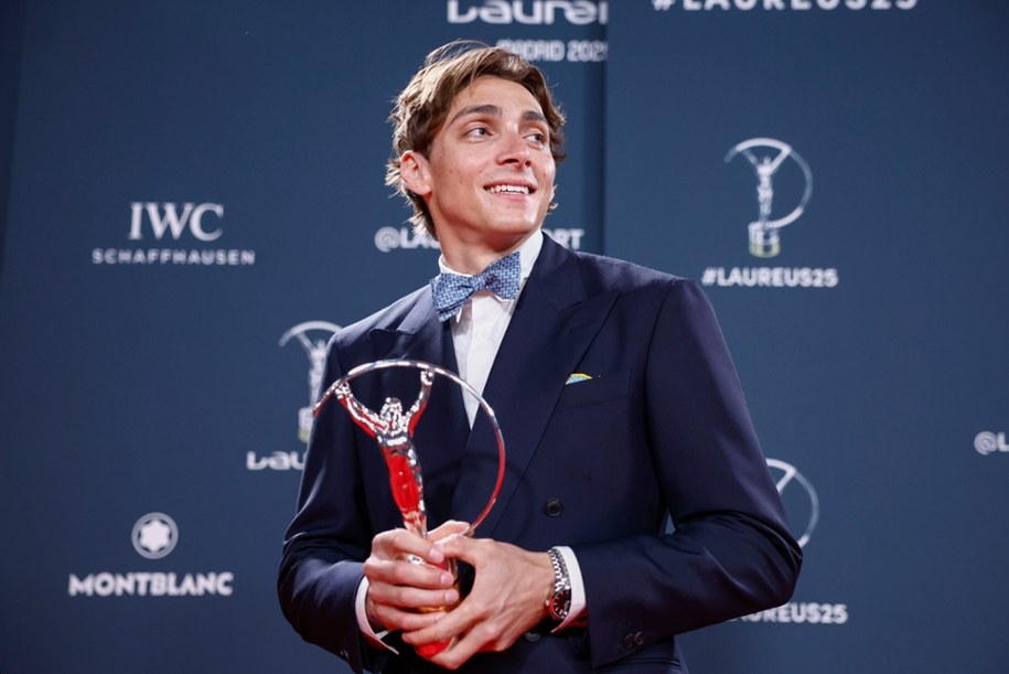 Szwedzki tyczkarz Armand Duplantis z nagrodą Laureus /Daniel Gonzalez /PAP/EPA