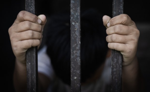 Szwedzkie więzienia zapełnią się nastolatkami. Kraj zaostrza prawo