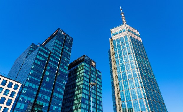 Szyba runęła z 11. piętra luksusowego wieżowca. Cudem nikt nie ucierpiał