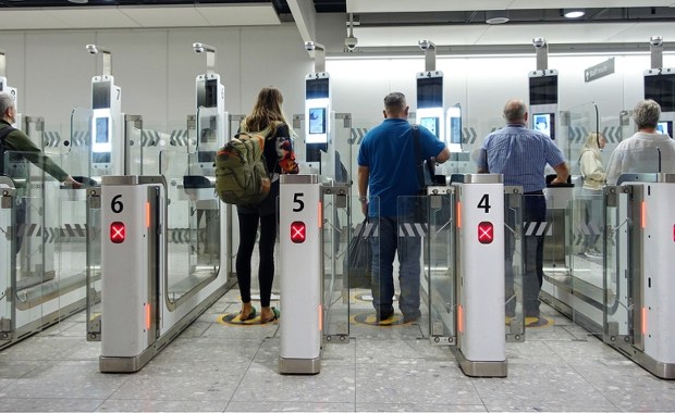 Szybciej i wygodniej. Lotnisko w Katowicach inwestuje w nowoczesne bramki