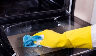 Szybę piekarnika pokrywa tłusty osad? Tak usuniesz go bez szorowania