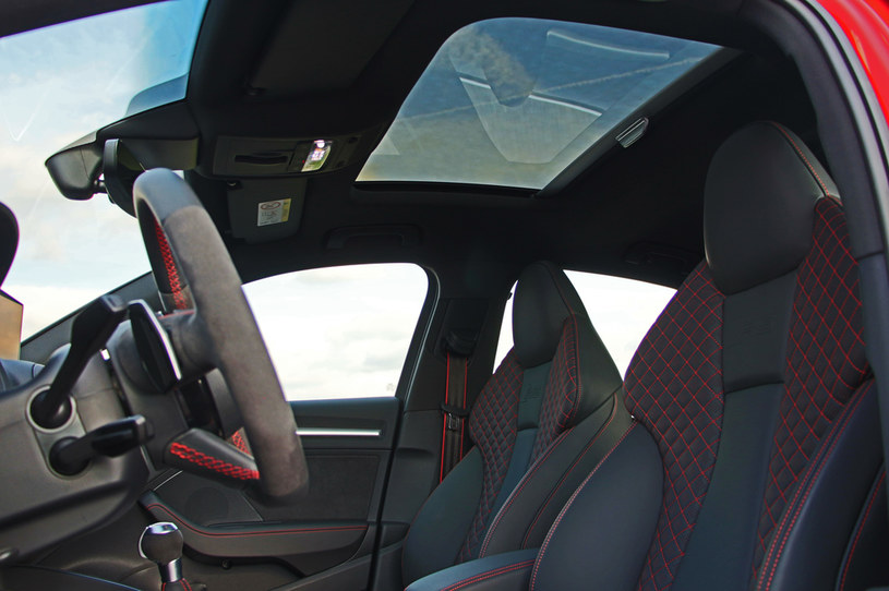 Szyberdach w Audi RS3 - prosty sposób na więcej światła w kabinie i trochę świeżego powietrza /INTERIA.PL