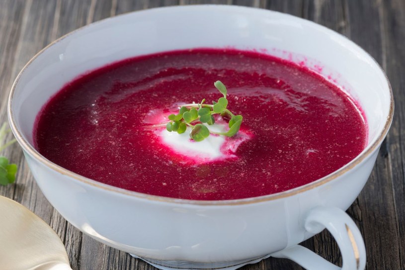 Szybka do zrobienia zupa, która pomoże oczyścić organizm. Warzywno-owocowe połączenie to jej sekret
