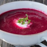 Szybka do zrobienia zupa, która pomoże oczyścić organizm. Warzywno-owocowe połączenie to jej sekret