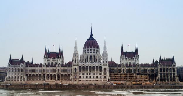 Szybka kolej połączy Warszawę z Budapesztem? Na zdjęciu budynek parlamentu w stolicy Węgier /poboczem.pl