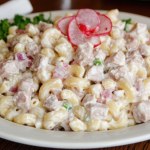 Szybka, kolorowa, niezwykle sycąca. Prościutka sałatka makaronowa z szynką