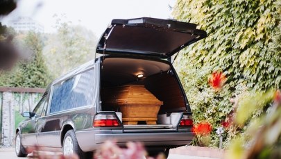 Szybka pomoc w trudnych chwilach: Zasiłek pogrzebowy w 14 dni