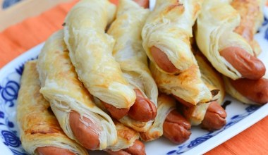 Szybka przekąska z ciasta francuskiego. Na ciepło smakuje najlepiej 