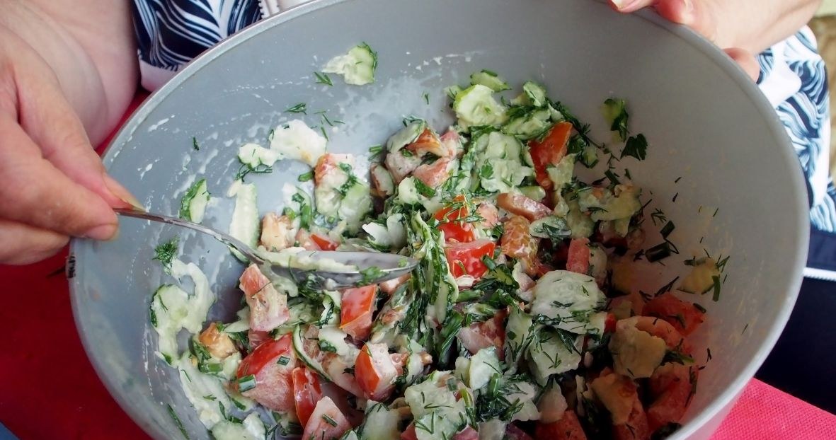 Szybka sałatka do obiadu /petrovval /Canva Pro