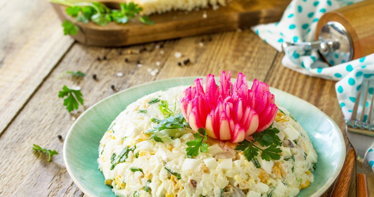 Szybka sałatka z szynką na Wielkanoc sprawdzi się idealnie /Elena Khramova /123RF/PICSEL