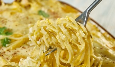 Szybka zapiekanka na sobotni obiad. Sos Alfredo to tajemnica jej wybornego smaku
