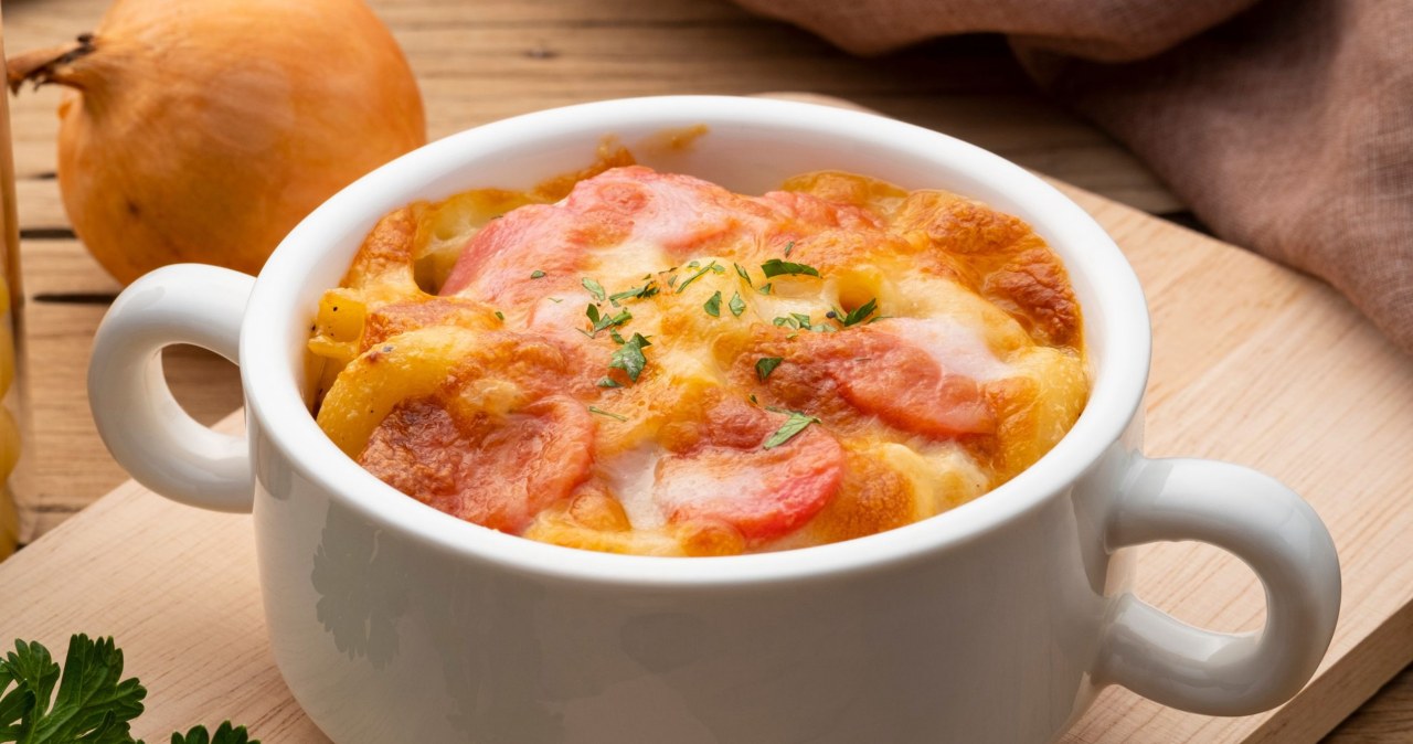 Szybka zapiekanka obiadowa z dodatkiem kiełbasy i warzyw / kritchai7752 /123RF/PICSEL