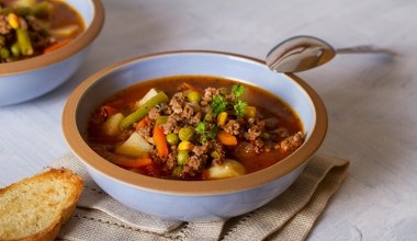 Szybka zupa z mięsną wkładką. Najesz się już jedną miską