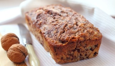 Szybki ciasto na jogurcie greckim. Najlepiej smakuje z orzechami włoskimi 