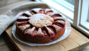 Szybki domowy deser. Sekret kwaskowatego posmaku i wilgotnej konsystencji tkwi w owocach