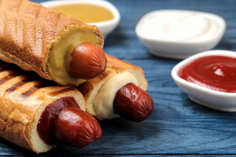 Szybki hot dog w drodze do pracy? Uważaj! /123RF/PICSEL