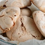 Szybki i tani deser na weekend. Nie marnuj białek, które zostały w lodówce