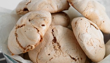 Szybki i tani deser na weekend. Nie marnuj białek, które zostały w lodówce