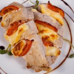 Szybki i zdrowy pomysł na obiad. Wystarczy, że zapieczesz kurczaka z serem i pomidorem