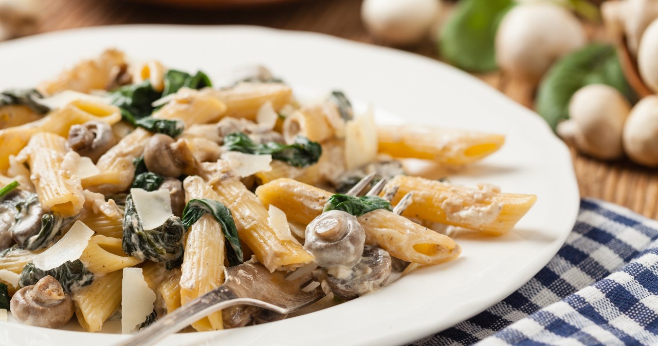 Szybki makaron z patelni z grzybami i szpinakiem. /gkrphoto /123RF/PICSEL