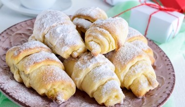 Szybki podwieczorek do kawy. Przepis na ekspresowe rogaliki kinder 