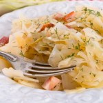 Szybki przepis na bigos z młodej kapusty. Pyszny pomysł na sycący, letni obiad