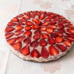 ciasta bez pieczenia Szybki sernik na zimno z truskawkami. Zrobisz go bez pieczenia