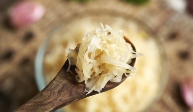 Szybki sposób na kiszoną kapustę. Ma moc witamin i wybitny smak