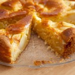 Szybkie ciasto z połówkami jabłek. Pyszny pomysł na domowy podwieczorek