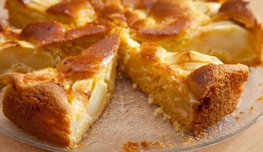 Szybkie ciasto z połówkami jabłek. Pyszny pomysł na domowy podwieczorek 