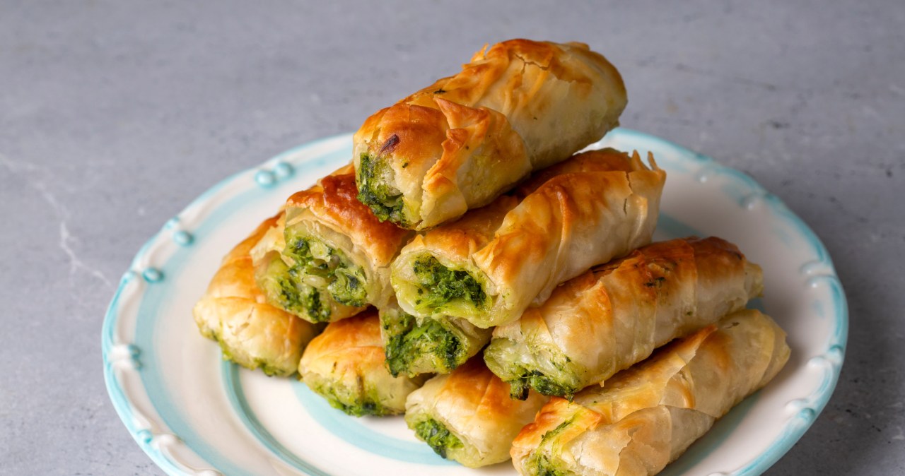 Szybkie przekąski imprezowe z ciasta francuskiego i pesto /esindeniz /123RF/PICSEL