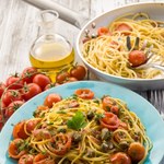 Szybkie spaghetti z oliwkami i rukolą