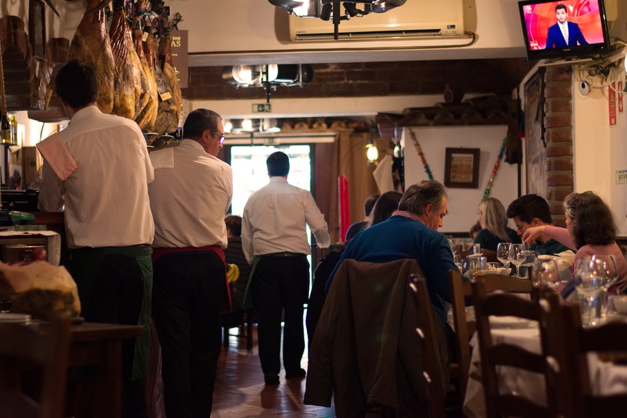 Szybkie testy na Covid-19 przed wejściem do restauracji w Portugalii /shutterstock /