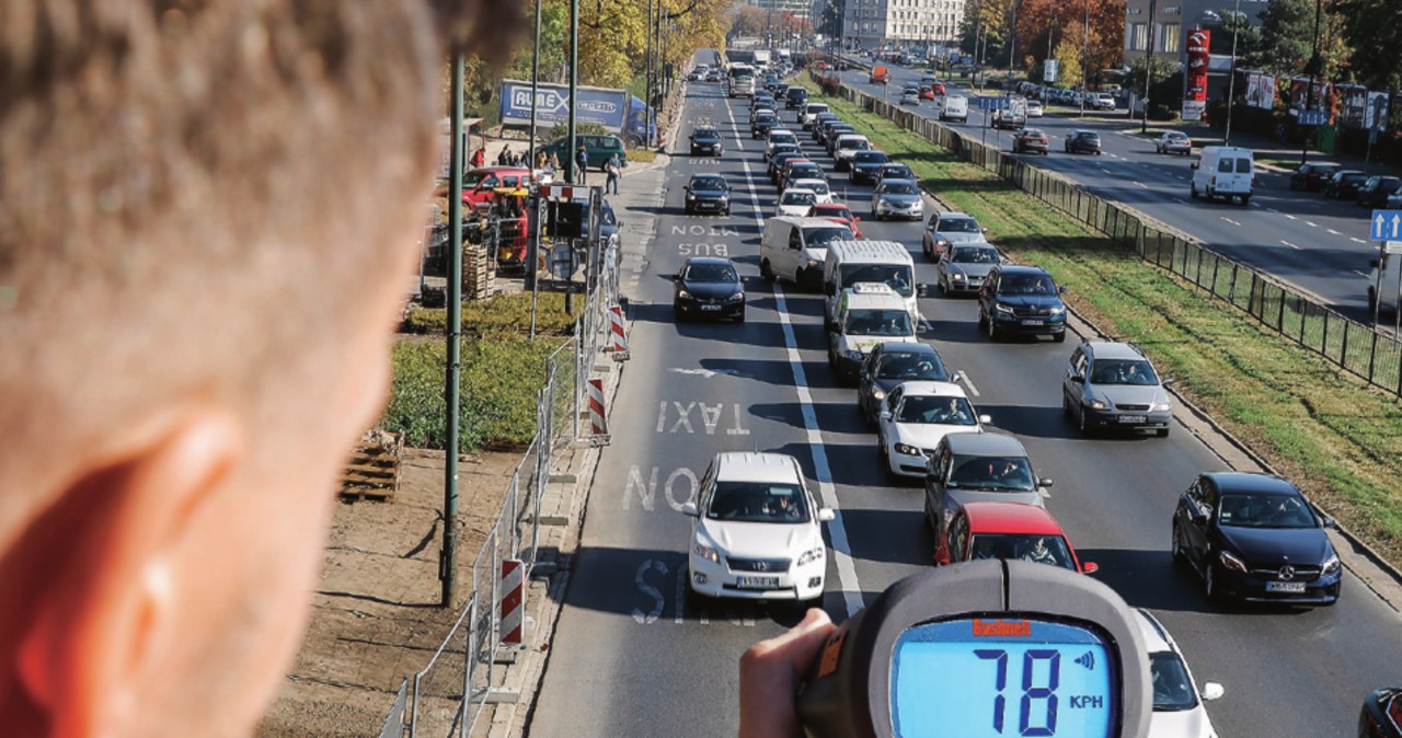 SZYBKO I NIELEGALNIE kierowcy dość często traktują buspas jak miejsce, gdzie można szybko przemieszczać się, omijając korki. /Motor