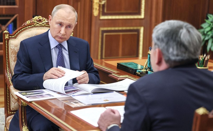 Szybko po doniesieniach Kreml pokazał zdjęcia spotkania Putina ze spotkania z Kazbekiem Kokowem przywódcą Republiki Kabardyno-Bałkarskiej. Same informacje wokół śmiertelnego tarzania się Putina po podłodze są trudne do zweryfikowania /KREMLIN PRESS OFFICE /ANADOLU / Anadolu via AFP /AFP