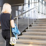 Szybko się męczysz podczas wchodzenia po schodach? Nie ignoruj tego objawu