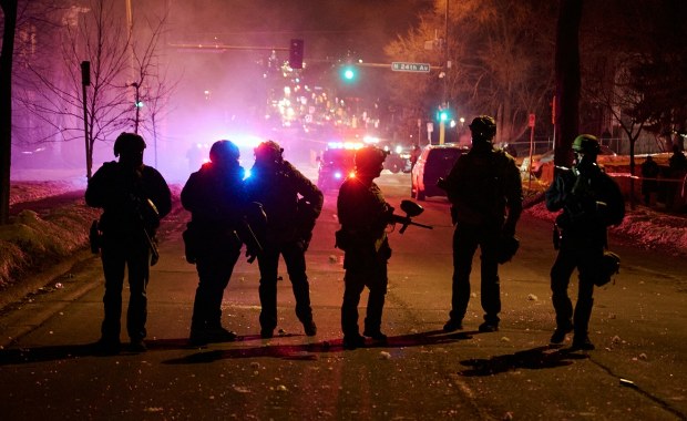 ​"Szybko zakończę tę farsę". Trump grozi Minnesocie użyciem wojska