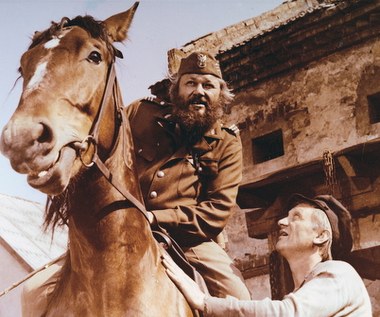 Szybko zjednywał sobie ludzi, ale równie łatwo popadał w tarapaty, jak podczas pracy nad "Potopem". - Pewnej nocy łomot do drzwi - mówił reżyser Jerzy Hoffman. - Stoi w nich Bilewski cały we krwi. Pił w knajpie, a dwa stoliki dalej biesiadowali czescy lotnicy z sowieckimi. Bogusz podszedł i powiedział: "Wy w d...ę pier... Czesi". Musiał stanąć do walki i bynajmniej się od niej nie uchylał!

("To i Owo")