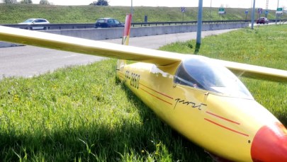 Szybowiec wylądował przy węźle autostrady A1 w Żorach