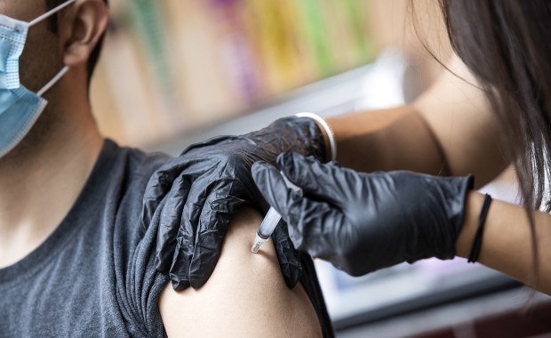 Szybsze szczepienie ozdrowieńców. Krótsze odstępy między 1. a 2. dawką szczepień